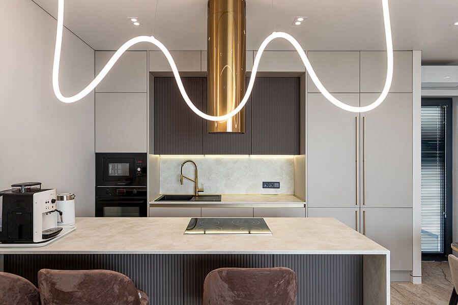 Золотые аксессуары в кухне-гостиной Золотые аксессуары в кухне-гостиной